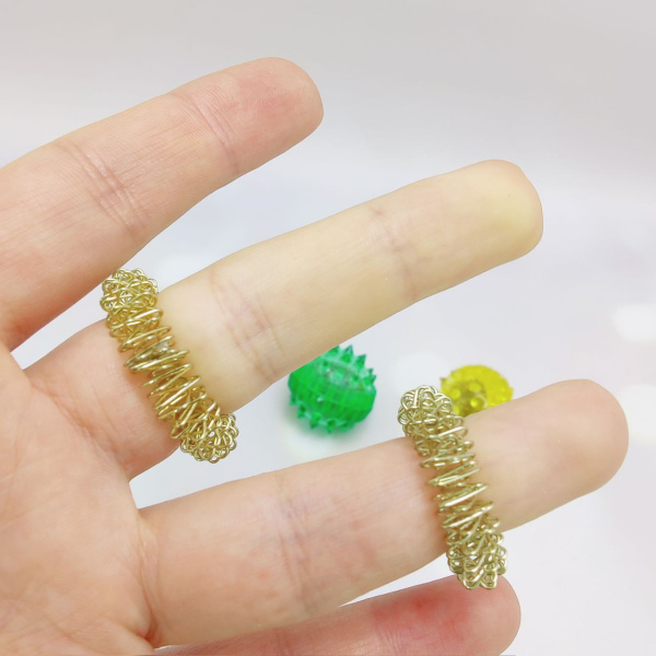 Массажер МАССАЖНЫЙ ШАРИК для интенсивного воздействия в комплекте с двумя кольцевыми пружинами. Цвета MIX